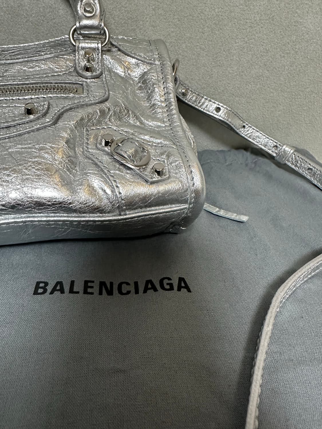 [새상품급 정품] 발렌시아가 르 시티 모터백 나노 실버 상품이미지6