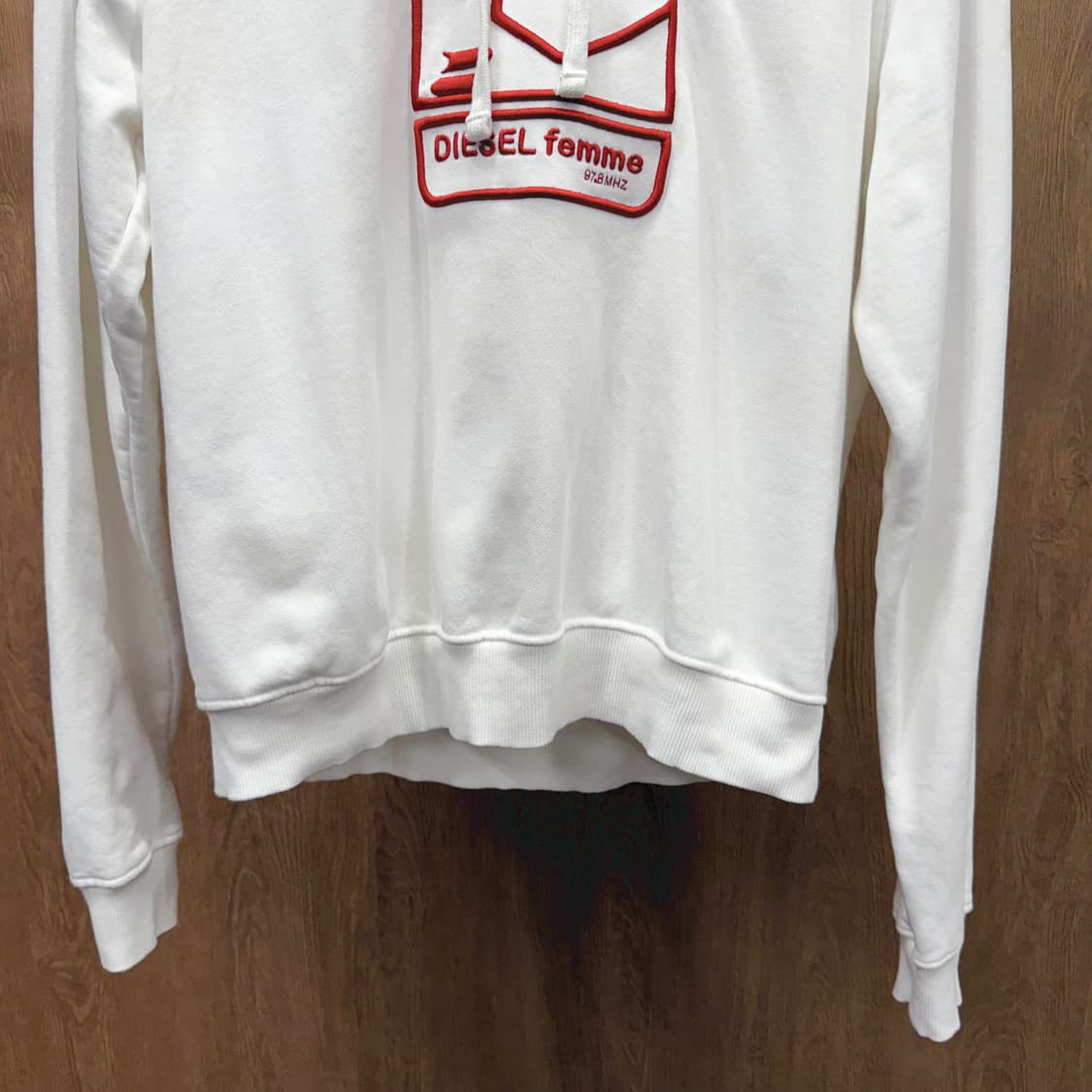 디젤 후드티 전면 레드 컬러 로고 자수 그래픽 디테일 화이트 상품이미지5