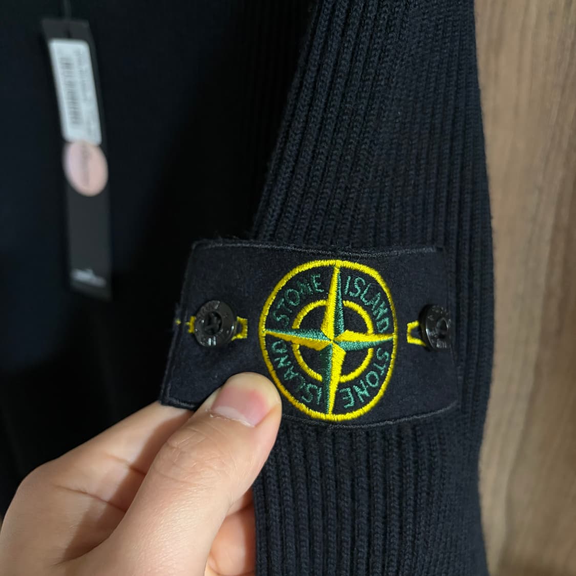 새상품(M)스톤아일랜드 와펜 로고 울 스웨터 니트 블랙 상품이미지3