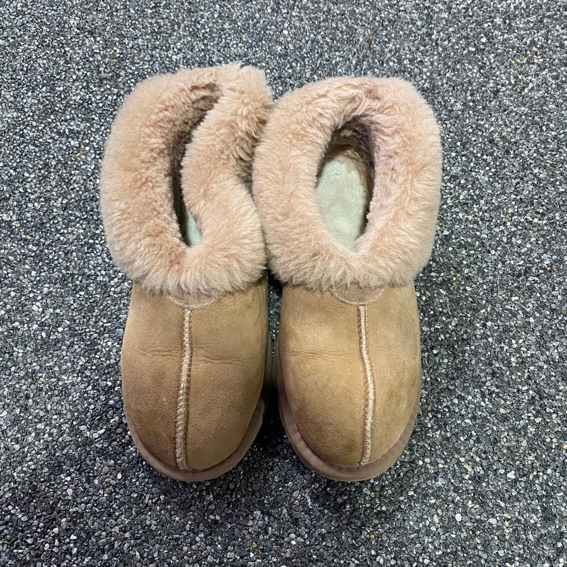 어그 스웨이드 로고 패치 로우 부츠 B3444 상품이미지1