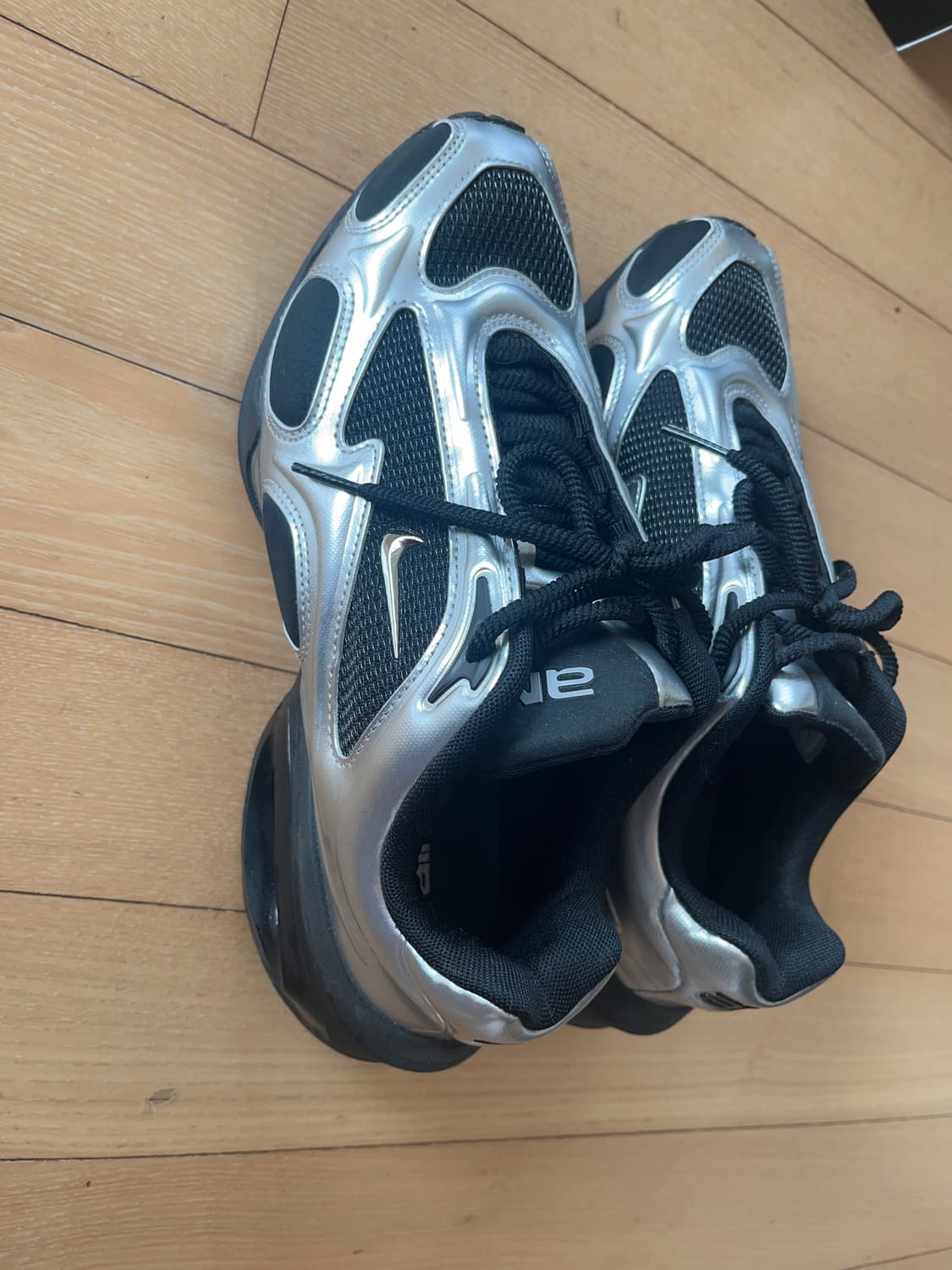 235 나이키 에어 맥스 뮤즈 W - 블랙:메탈릭 실버 상품이미지3