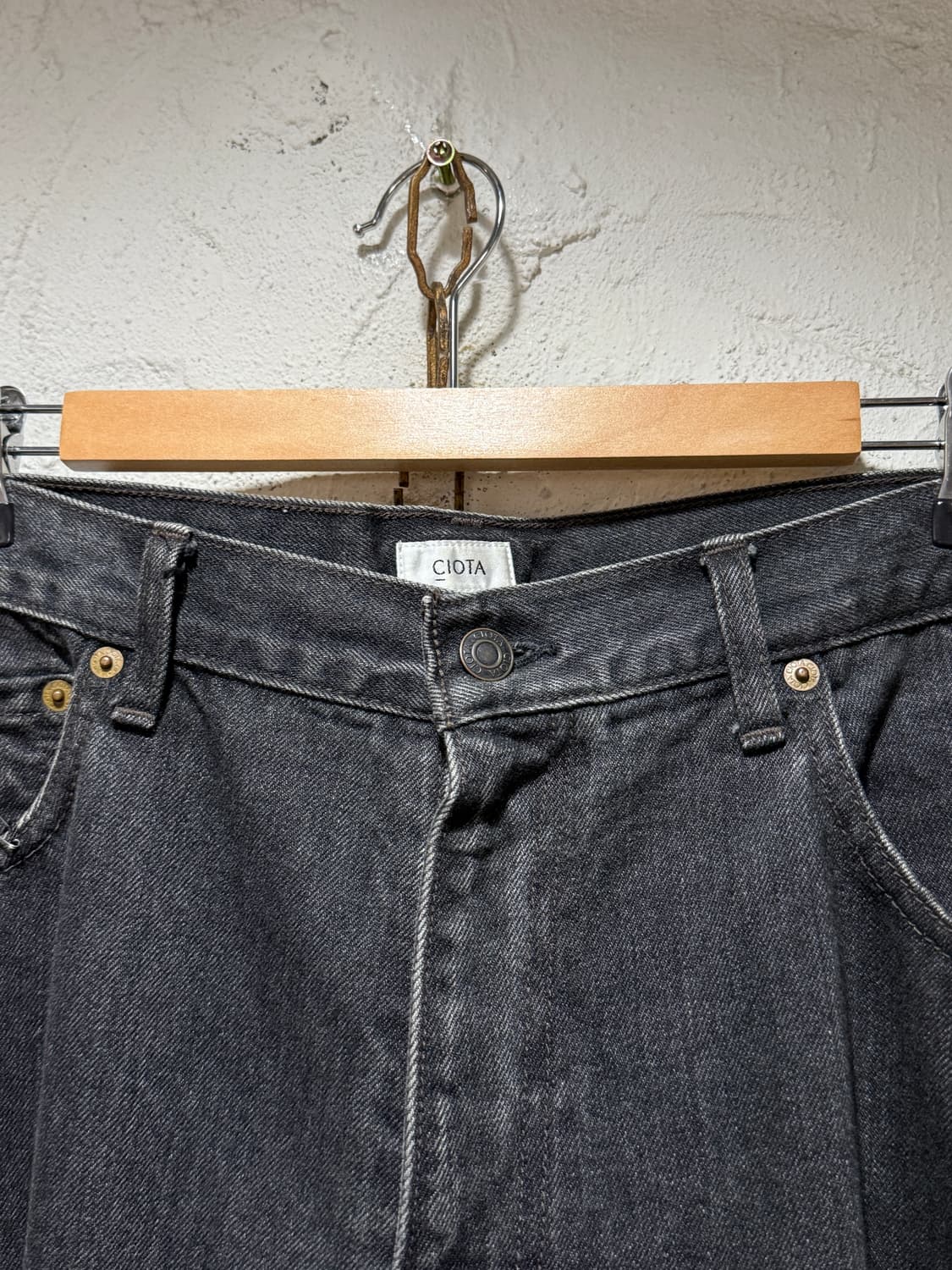 씨오타 CIOTA 와이드 테이퍼드 5포켓 셀비지 데님 팬츠 상품이미지4