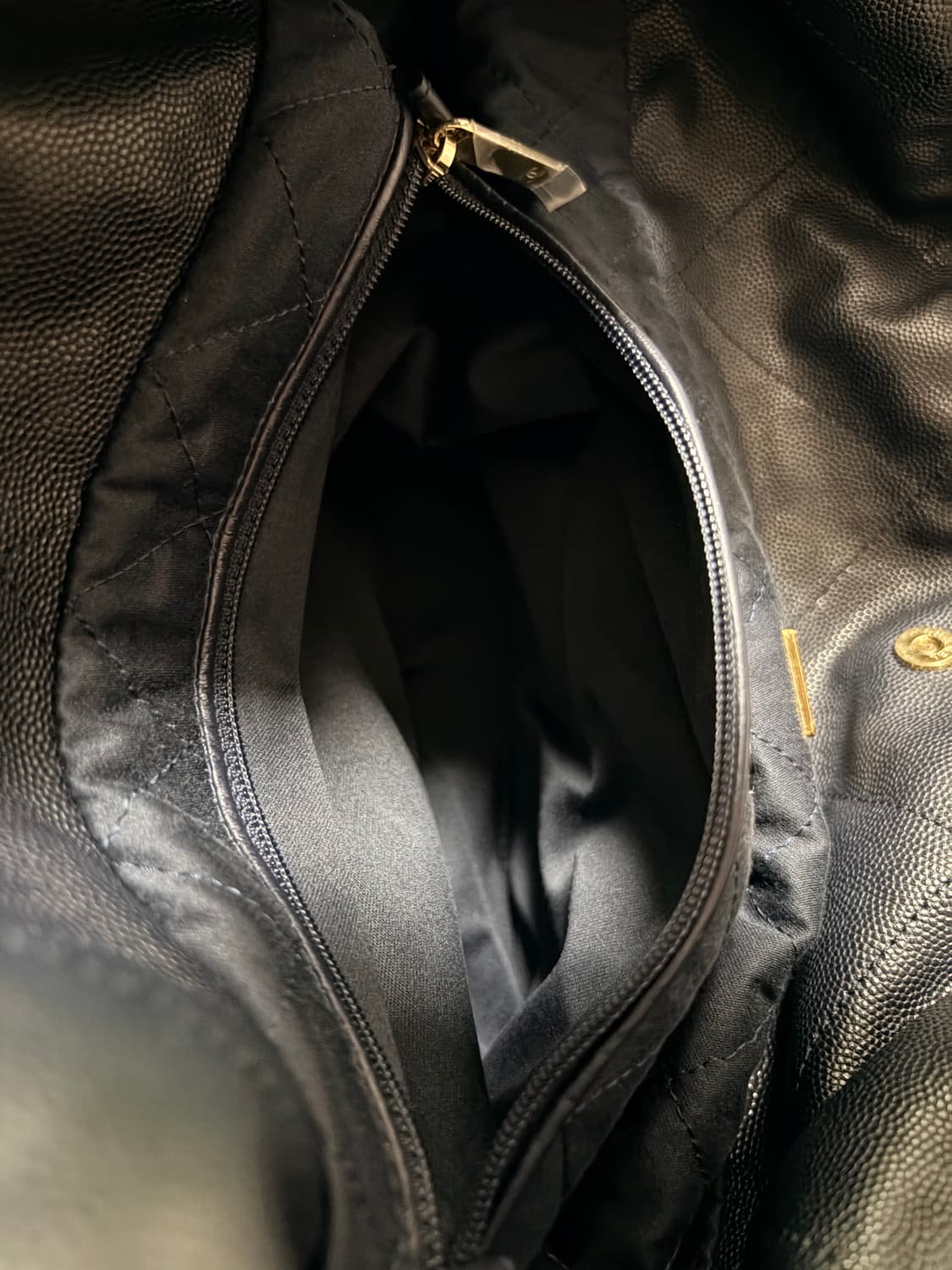 샤넬 22백 캐비어 다크네이비 미디움 상품이미지9