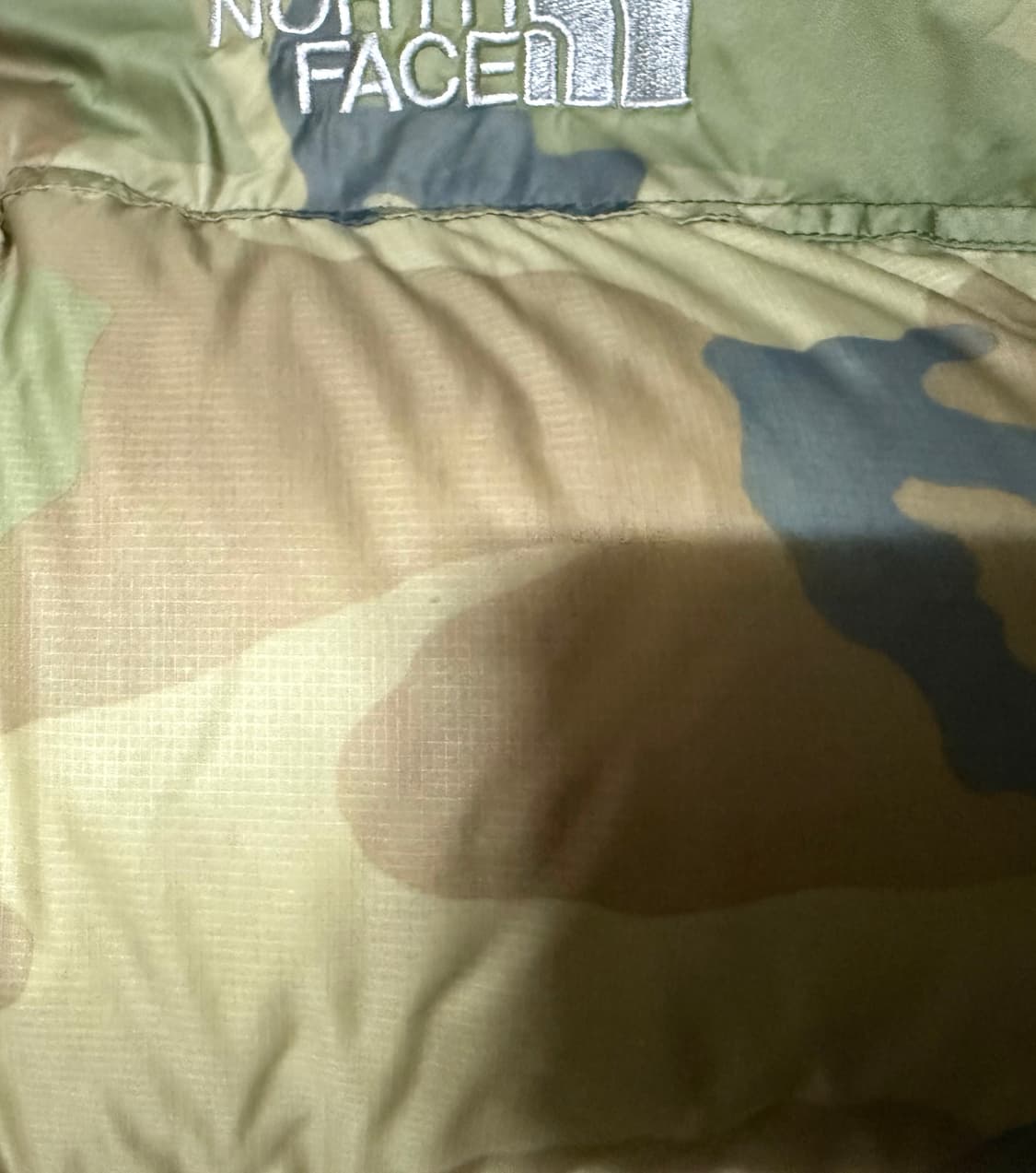 노스페이스 카모 센터로고 눕시 700 패딩 상품이미지5