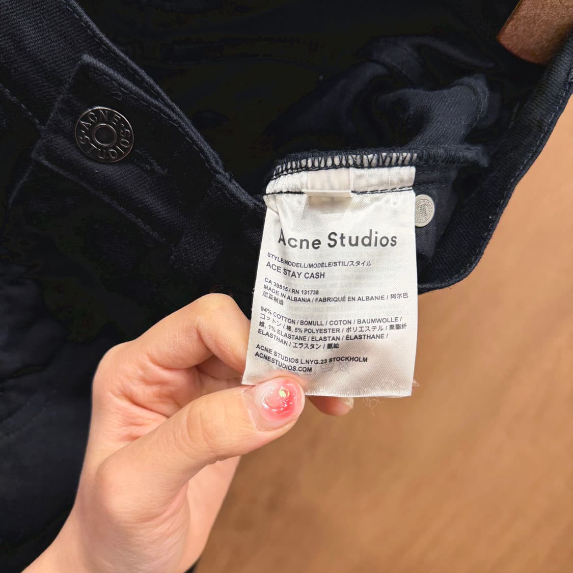 아크네스튜디오 코튼 팬츠 로고 버튼 포인트 백포켓 디테일 슬림핏 블랙 상품이미지7