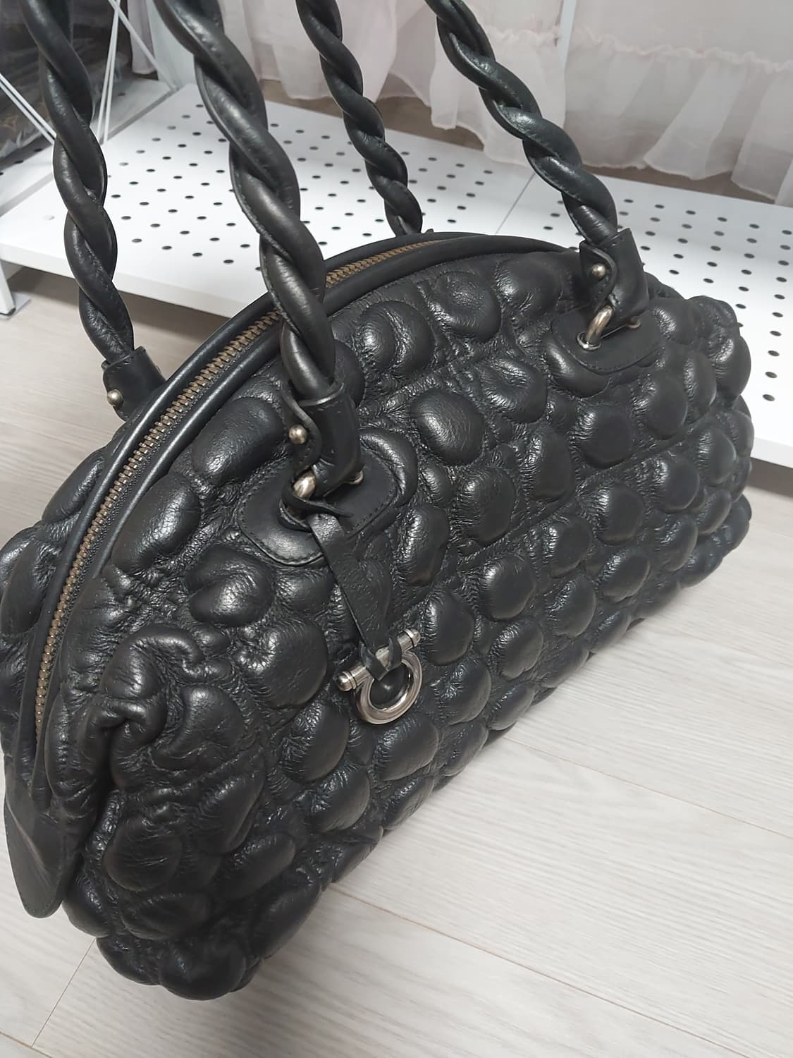 페라가모 퀼팅 레더 숄더백 상품이미지2