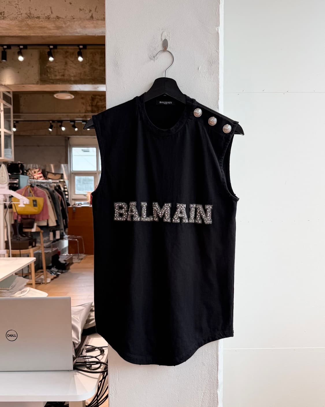 발망 블랙 로고 숄더 버튼 슬리브리스  상품이미지1