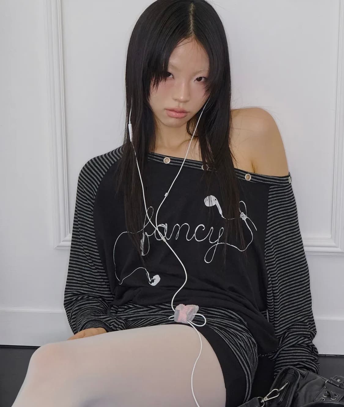 팬시클럽 드로잉 스트라이프 오프숄더 블랙 상품이미지2