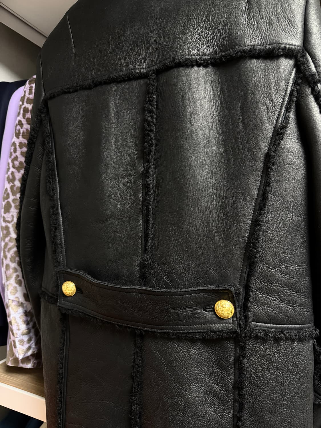 (명작,강추👍)발망 블랙 금장 시어링 무스탕 코트 톰포드 무드 상품이미지8