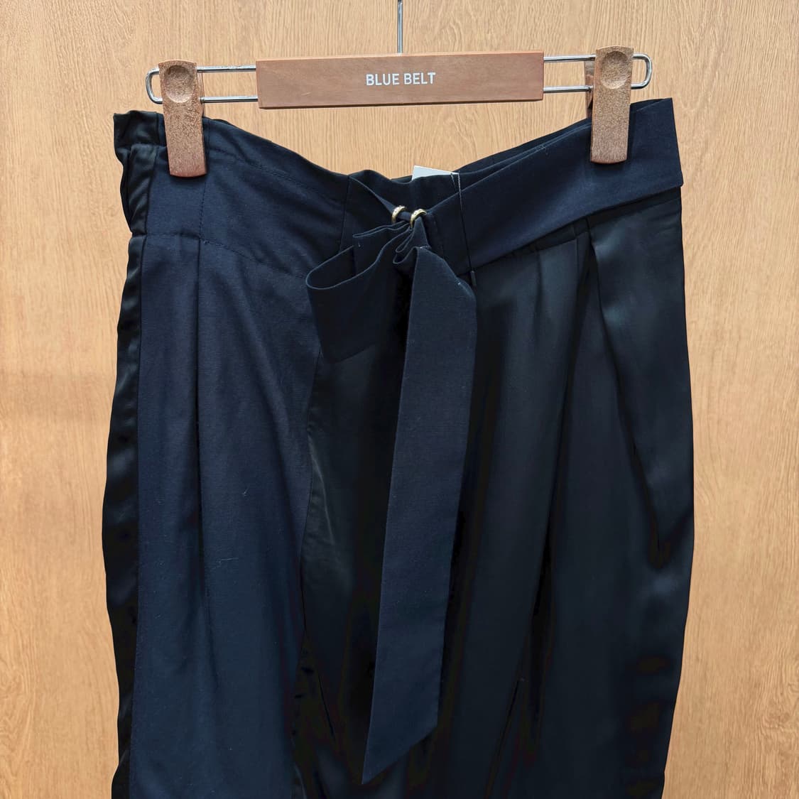 타임 미디 스커트 언발란스 배색 벨트 스트랩 핀턱 디테일 벌룬핏 블랙 상품이미지4