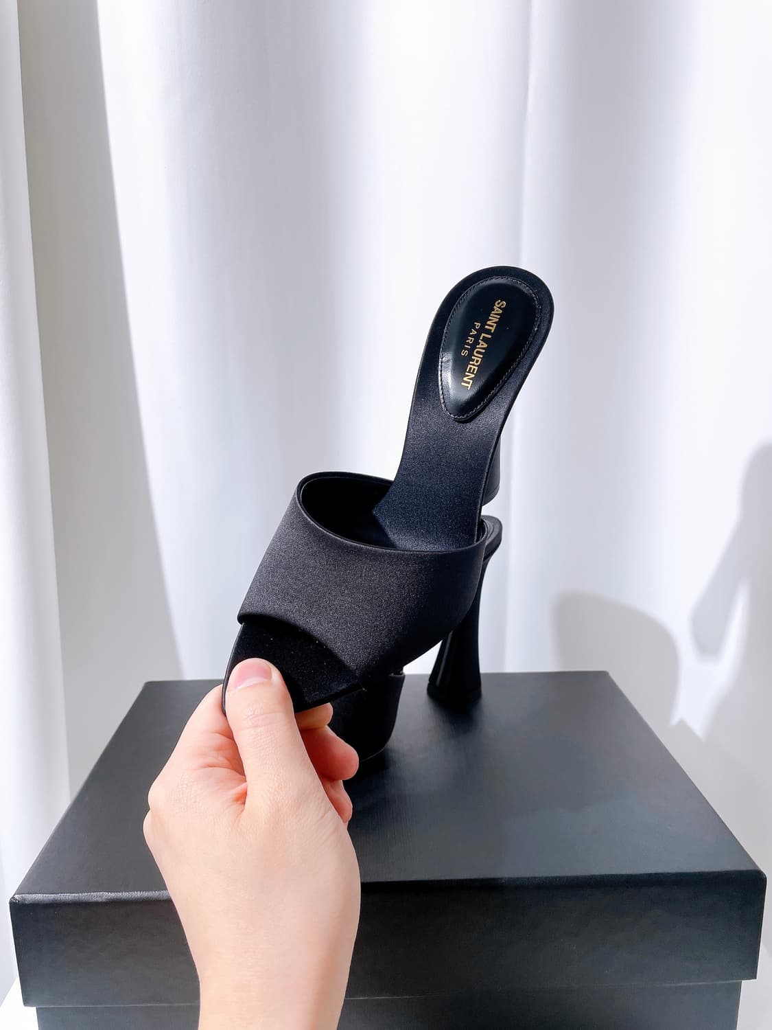 (정품/새상품) 생로랑 여성 스위트 힐 뮬 사틴 블랙 상품이미지3