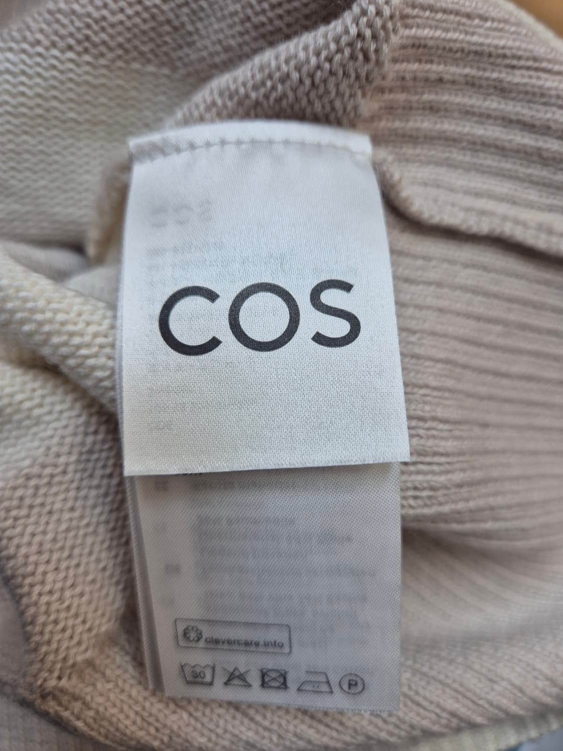 XS 사이즈 COS 스트라이프 니트입니다. 은은한 색감의 스트라이프 패턴 상품이미지4