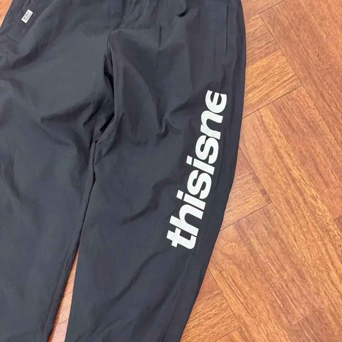 L 디스이즈네버댓 블랙 자수로고 나일론 팬츠  상품이미지4