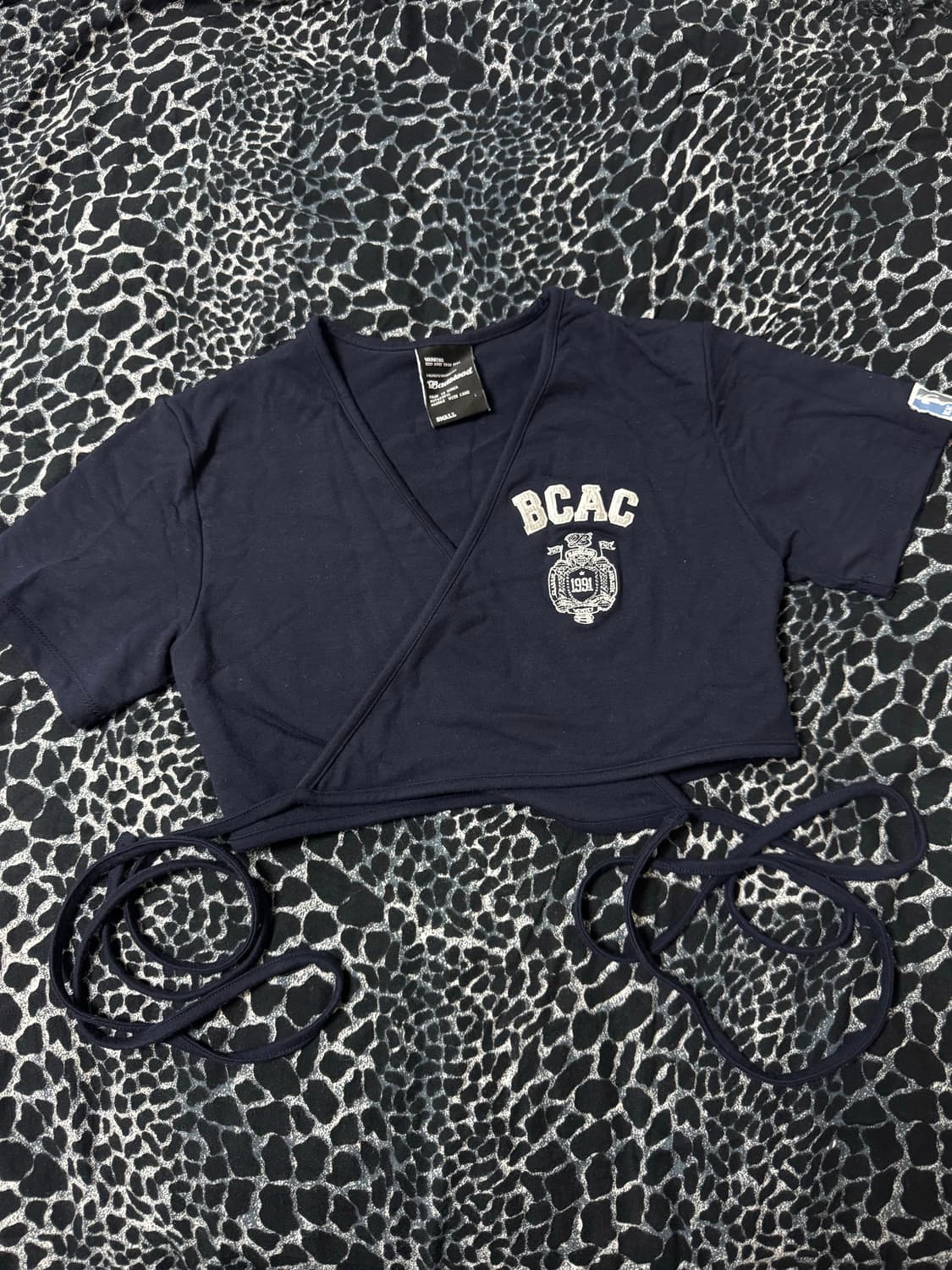 배드블러드 BCAC 엠블렘 랩 탑 네이비 S크롭 반팔 스트랩 상품이미지1