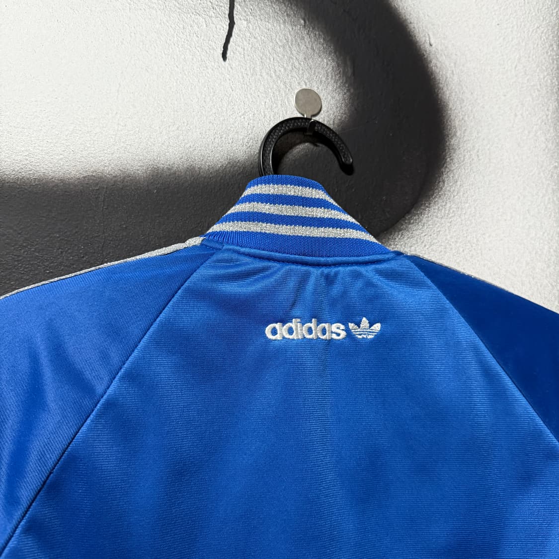 대장급 아디다스 프랑스 실버 디테일 크롭 봄버 바시티 자켓 상품이미지5