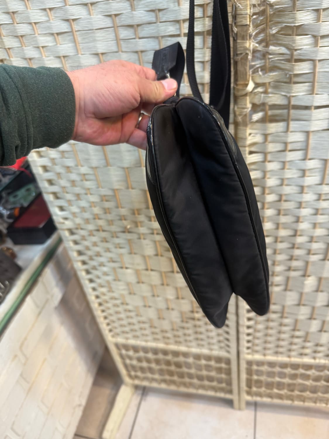 정품 프라다 나일론 크로스백 팝니다 상품이미지6