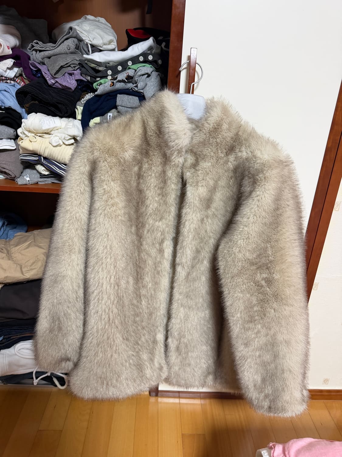 아유서울 퍼자켓 HIGH NECK FAUX HALF FUR COAT 상품이미지4
