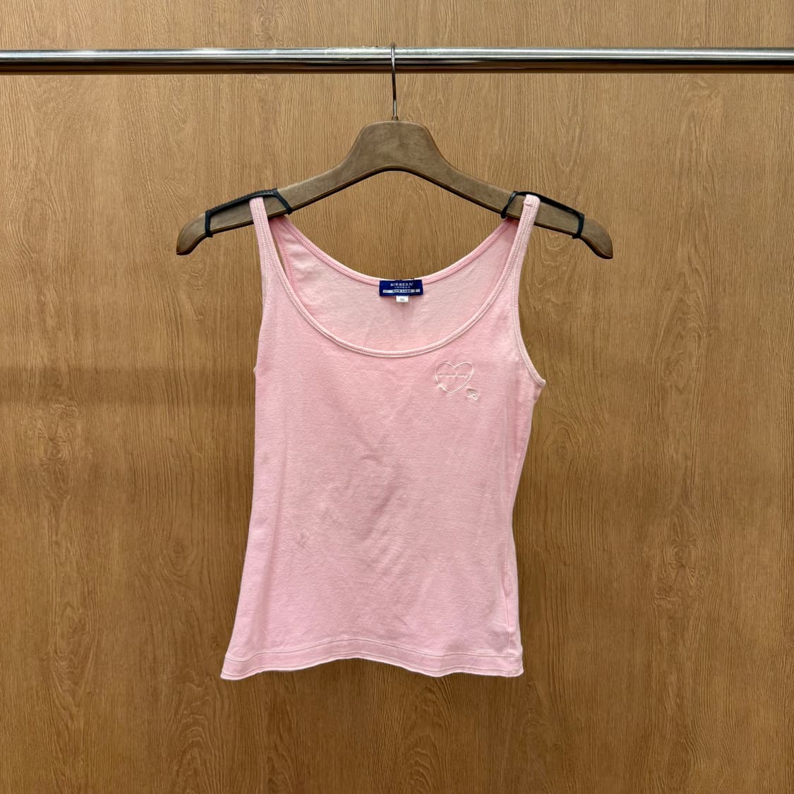 버버리 런던 블루 라벨 슬리브리스 민소매 티셔츠 하트 자수 디테일 핑크 상품이미지2