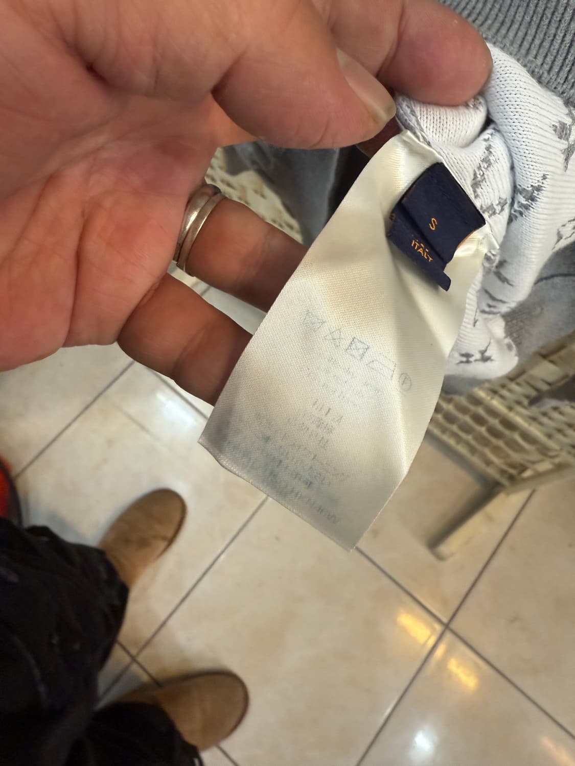 100 정품 루이비통 그라디언트 맨투맨 팝니다 상품이미지4