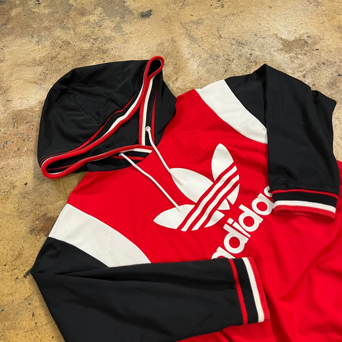 아디다스 배색 레드 블랙 후드티 95 상품이미지1