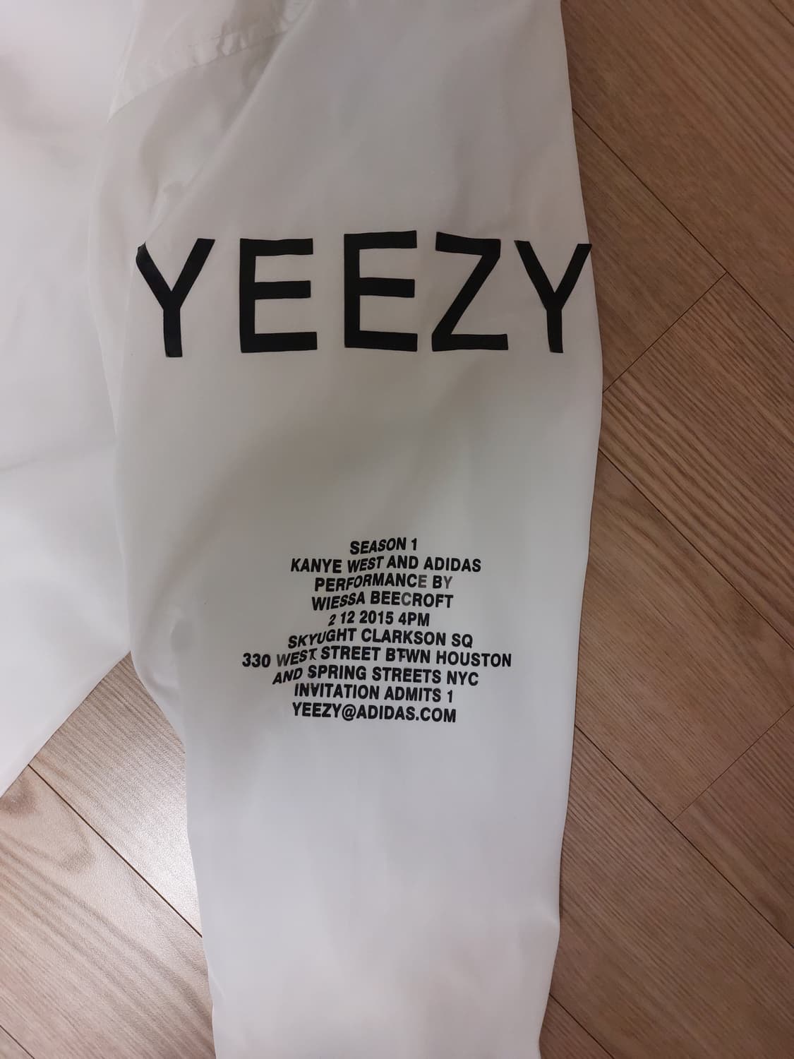 이지시즌1 yeezus투어 바람막이 공식머천 상품이미지2