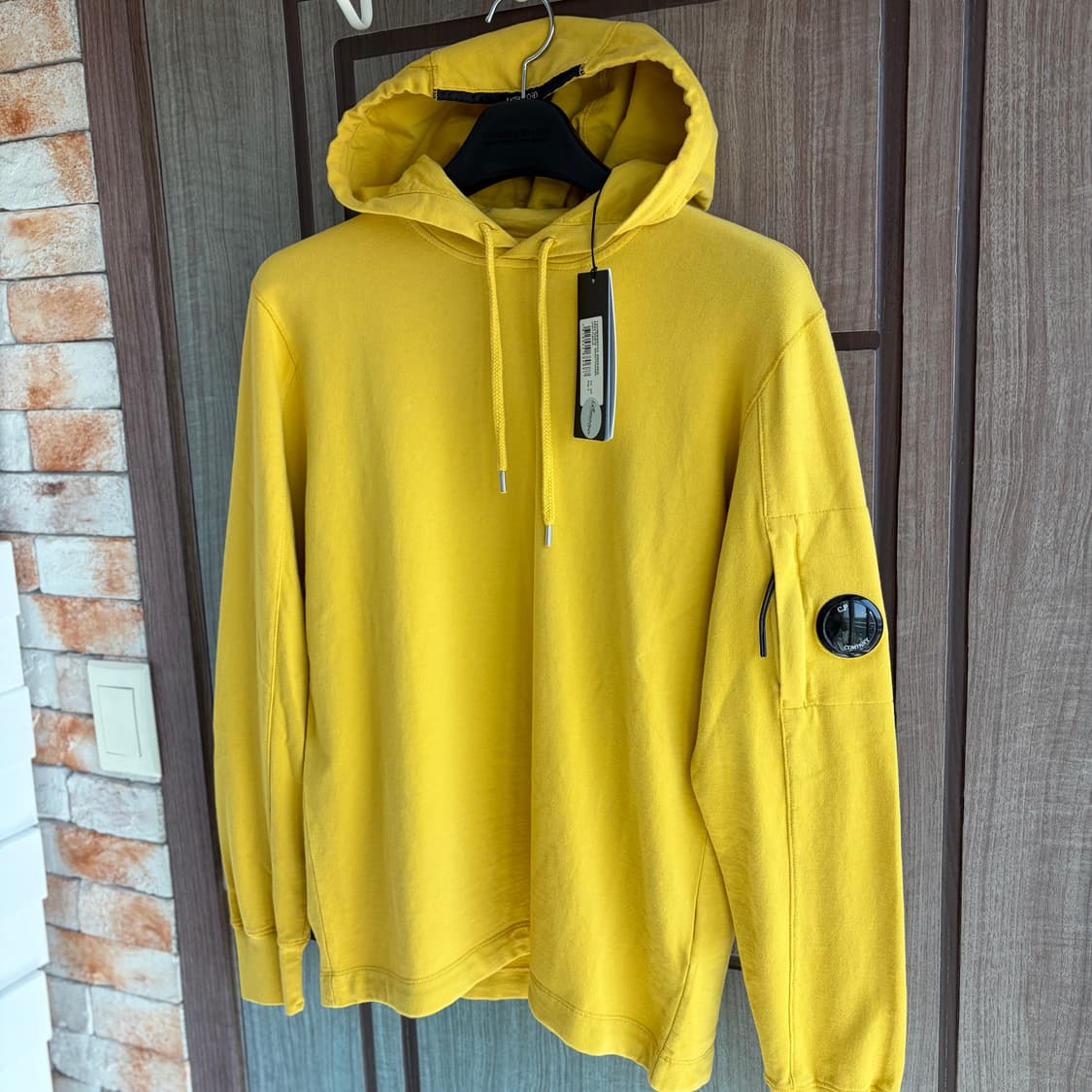 새상품(S)씨피컴퍼니 CP컴퍼니 렌즈 와펜 후드티셔츠 머스타드 상품이미지1