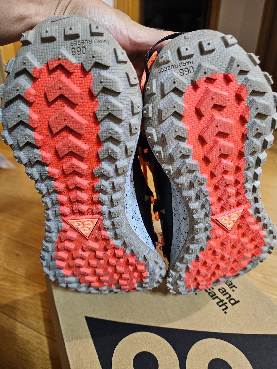 10분 착용 나이키 acg 마운틴플라이 로우 고어텍스 270 크림 정품  상품이미지4