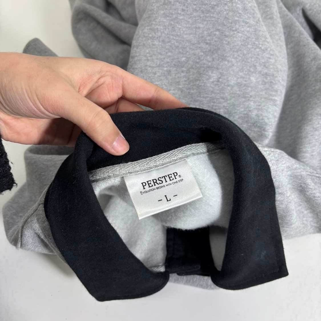 L 퍼스탭 그레이 캥거루포켓 카라 맨투맨 상품이미지3