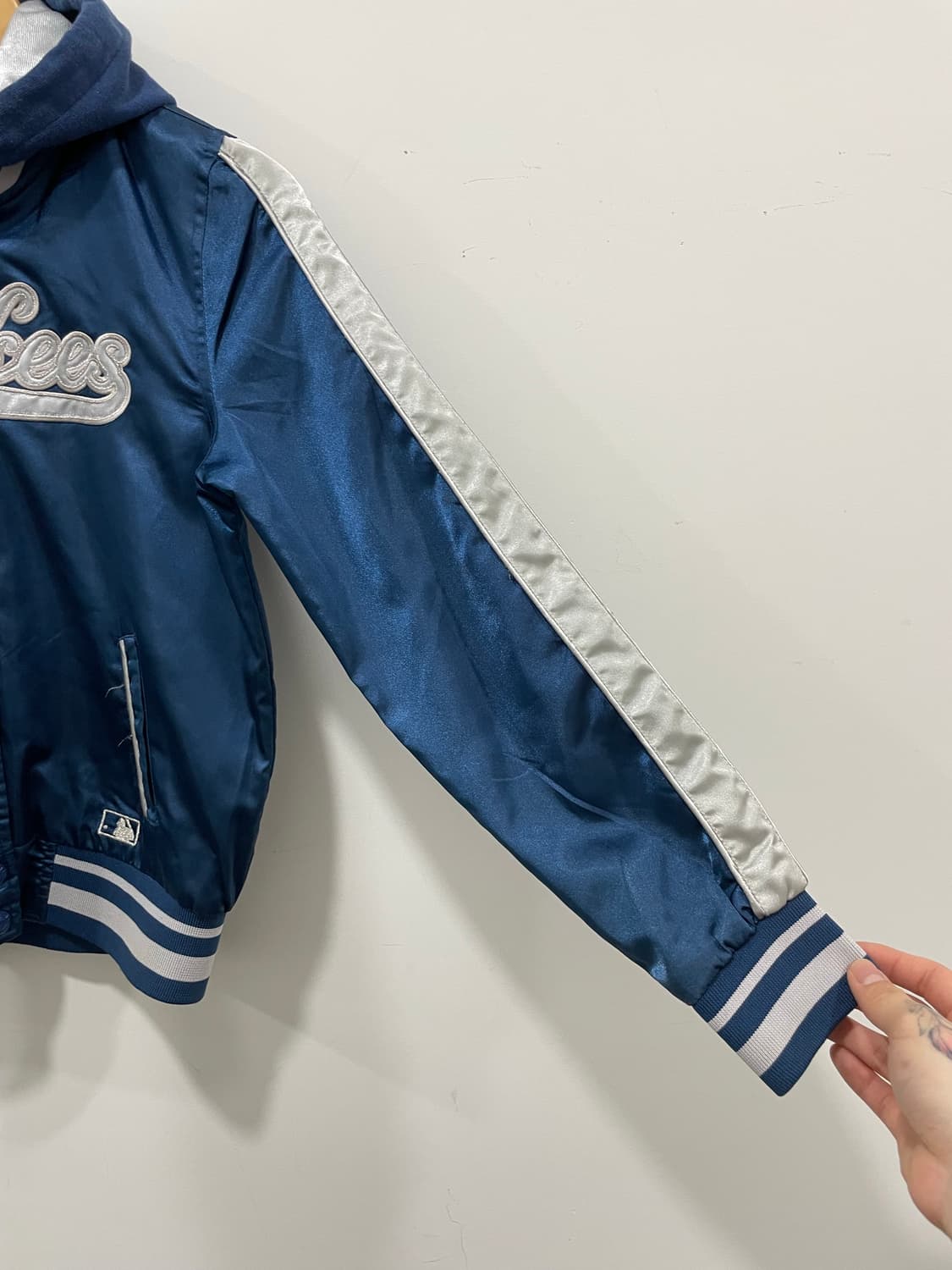 MLB 뉴욕 양키스 새틴 후드 슬림핏 크롭 바시티자켓 상품이미지9