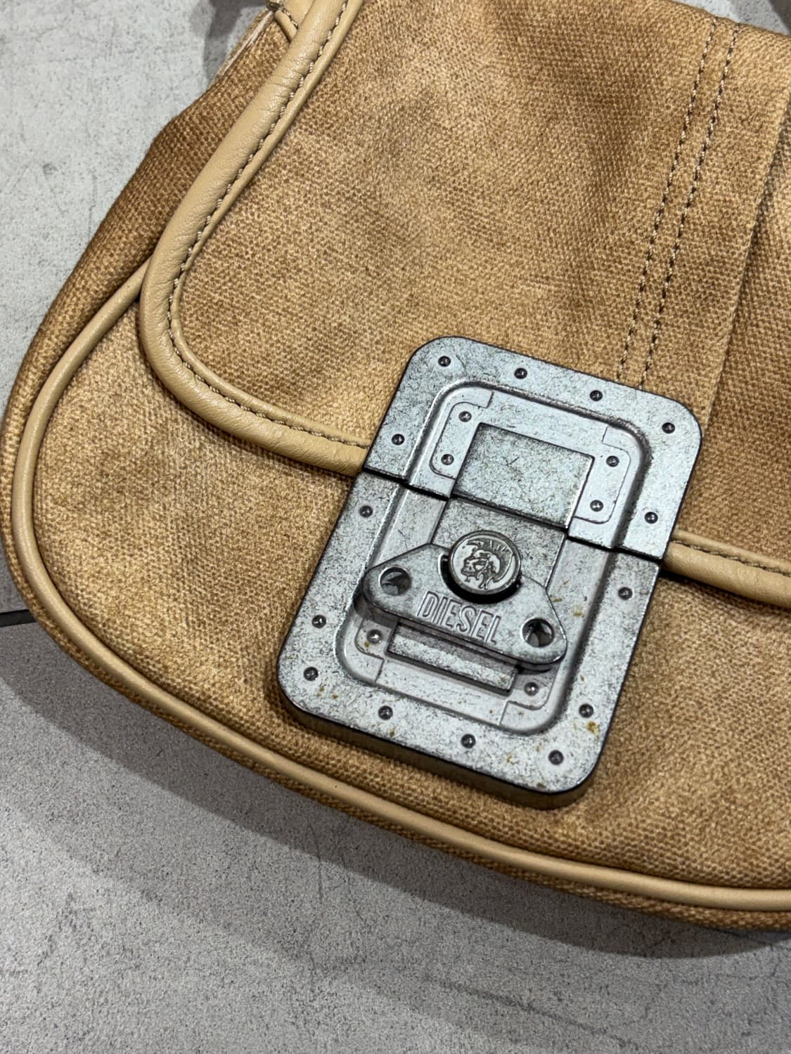디젤 버클 디테일 크로스백 가방 상품이미지2