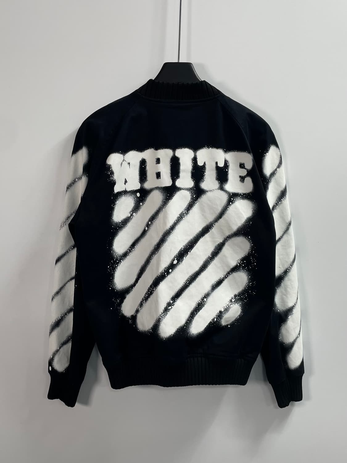 오프화이트 에로우 스프레이 프린팅 봄버자켓 (on.204) 상품이미지2