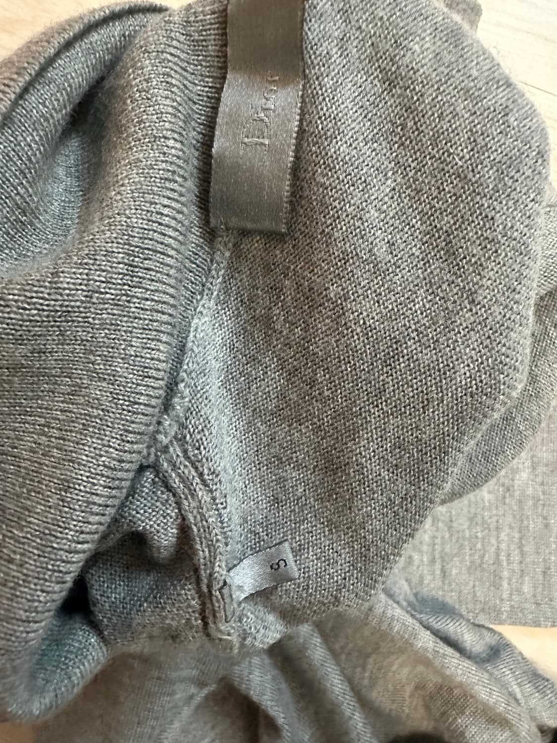 디올옴므 AW05 디스트레스드 터틀넥 니트 상품이미지5