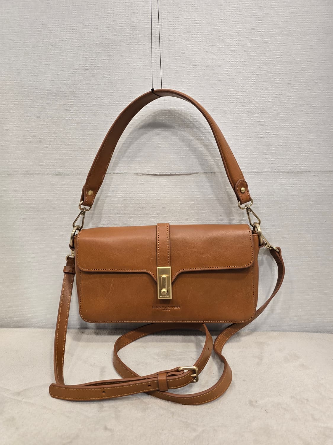 랑카스터 레전드 호리즌 바게트백 스몰 카멜 상품이미지1