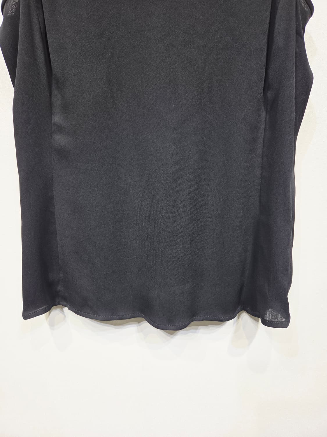 아르마니 꼴레지오니 실크 혼방 슬리브리스 탑 상품이미지4