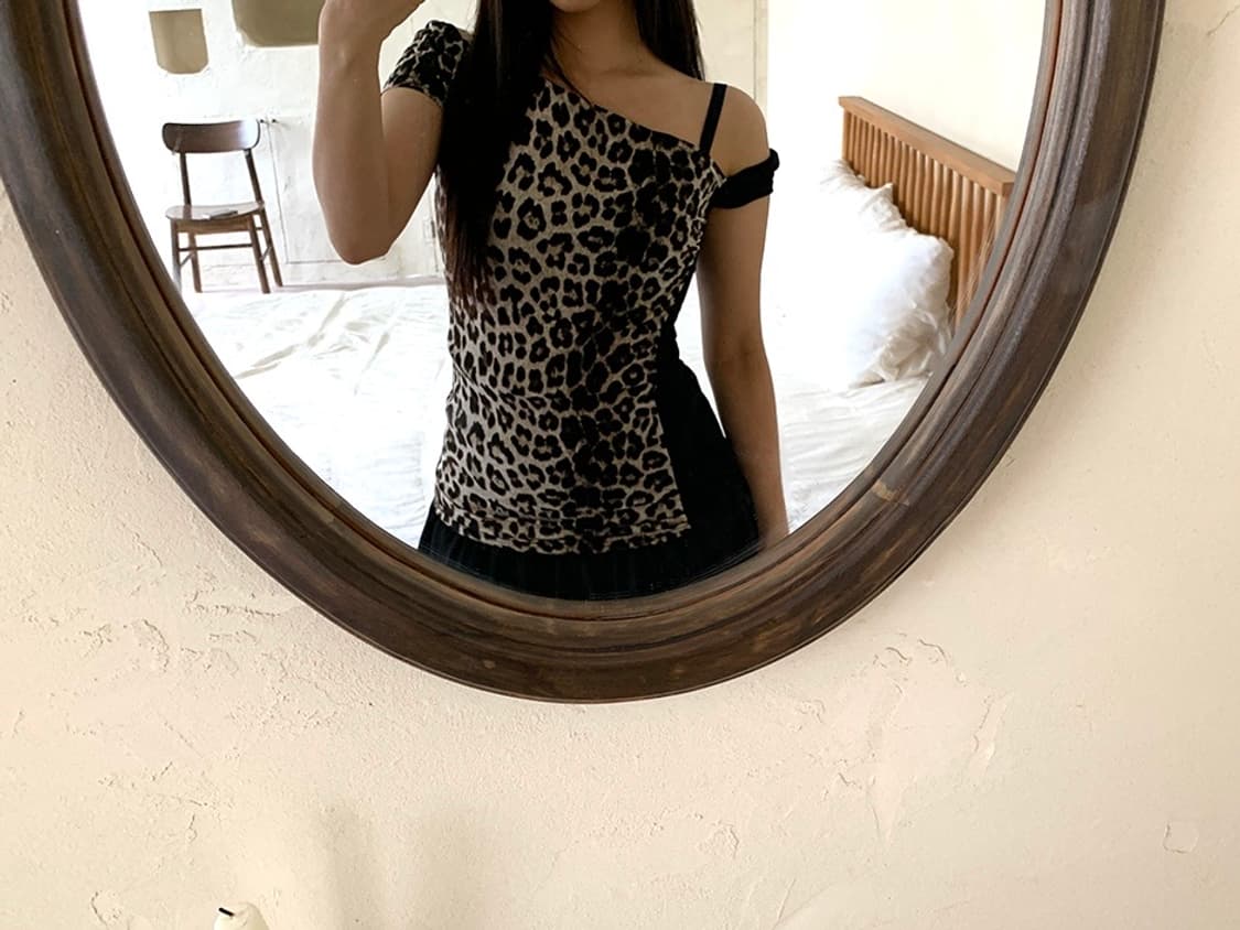 Leopard asymmetric off-shoulder top 상품이미지1