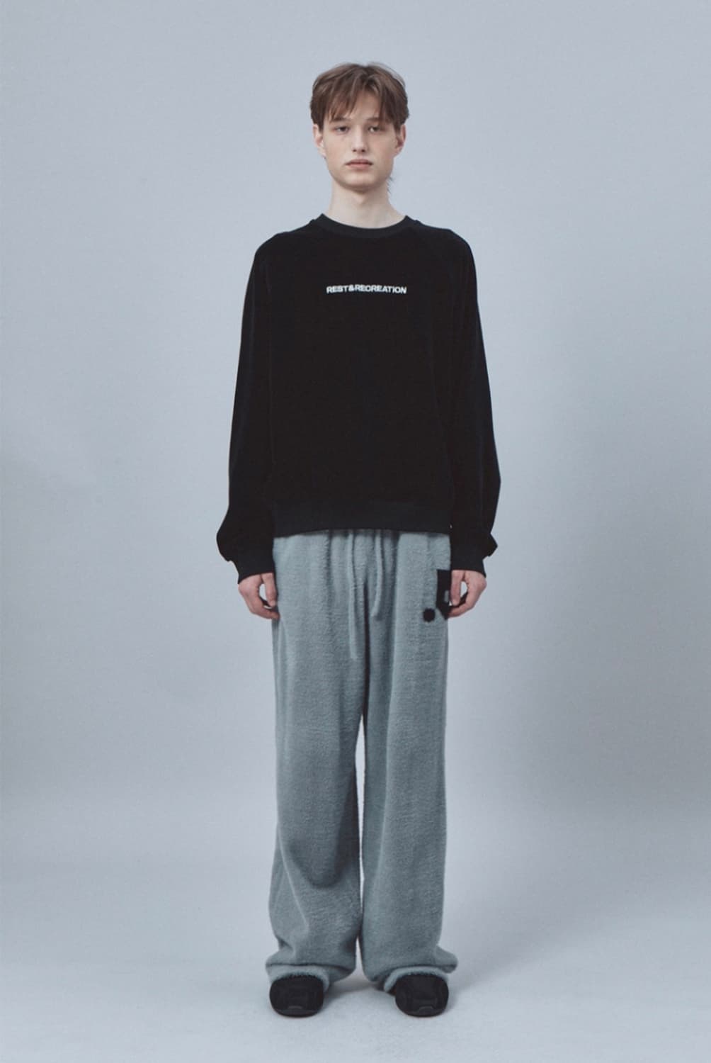 레스트앤레크레이션 벨벳 로고 맨투맨 블랙 상품이미지4