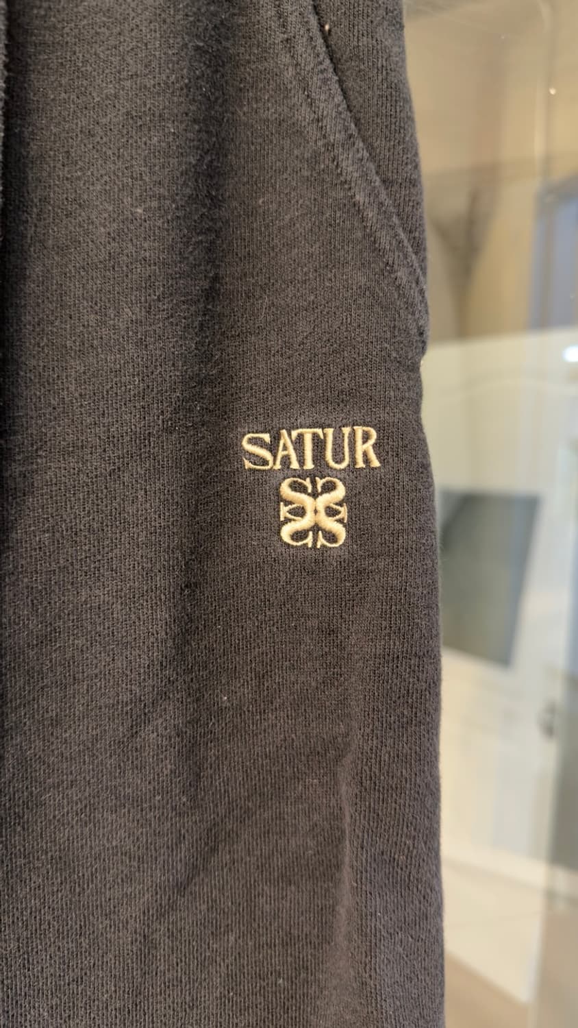 M) SATUR 새터 가죽패치 트레이닝 조거 팬츠 팝니다 상품이미지3