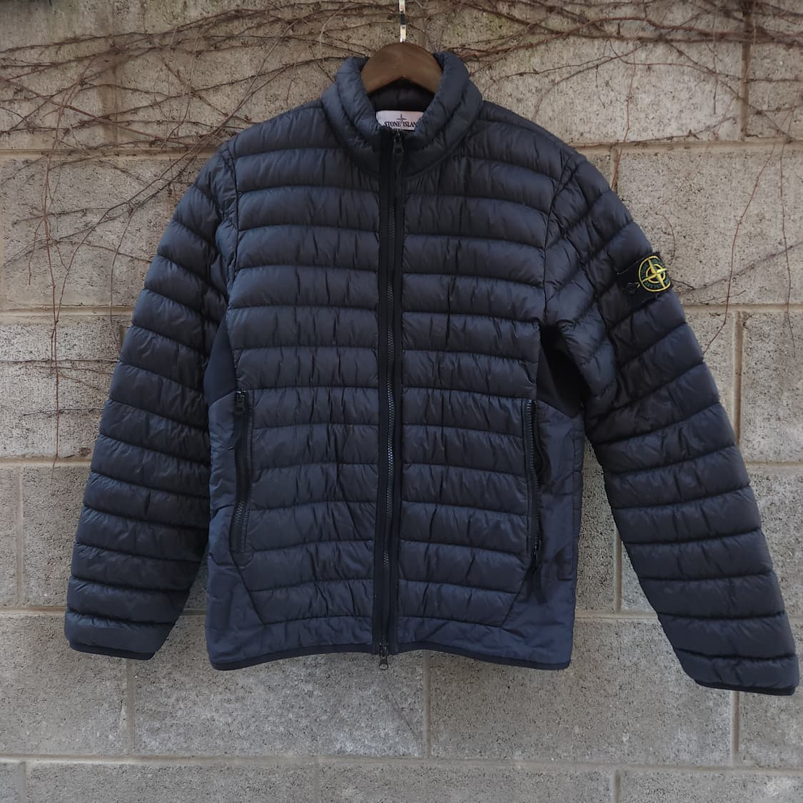 [95] 스톤아일랜드 다크그레이 경량 패딩 상품이미지1