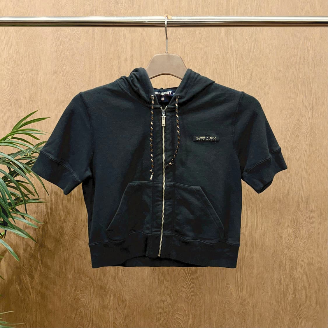 폴로 스포츠 크롭 반팔 후드 집업 로고 패치 후드 스트링 디테일 블랙 상품이미지1