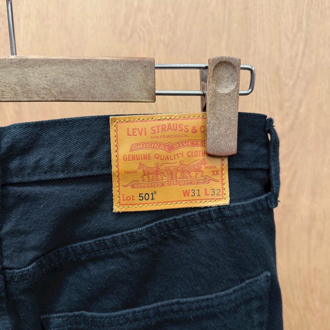 리바이스 프리미엄 501 데님 팬츠 배색 스터드 실버 버튼 디테일 블랙 상품이미지7