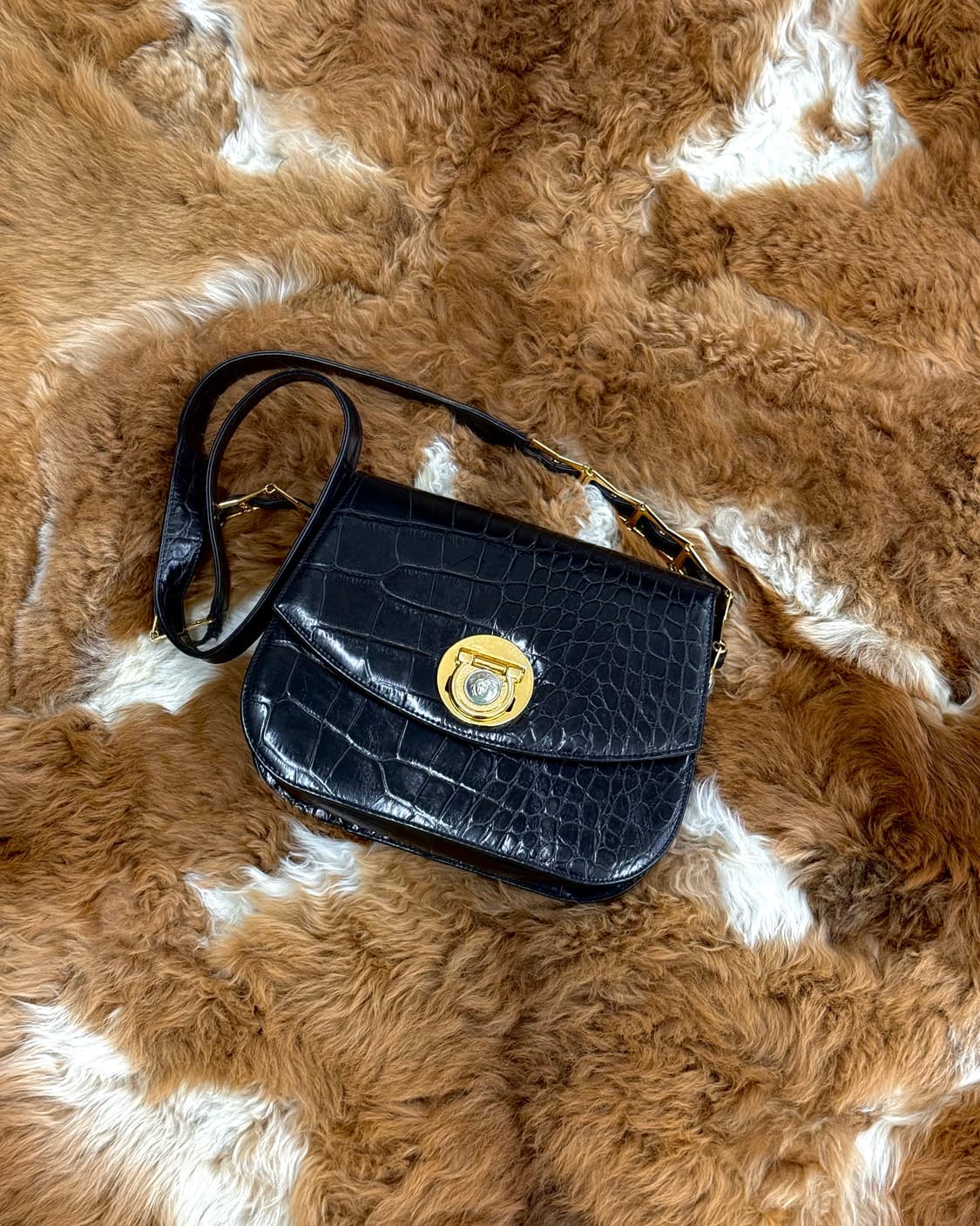 베르사체 펄라 에스페라 크로커다일 엠보스드 숄더백 상품이미지1