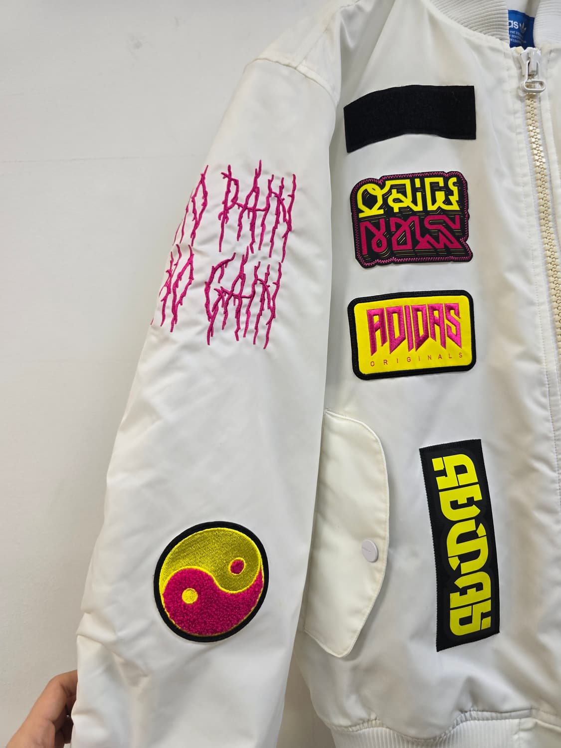 아디다스 로고와팬 항공 누빔 봄버 자켓 상품이미지3