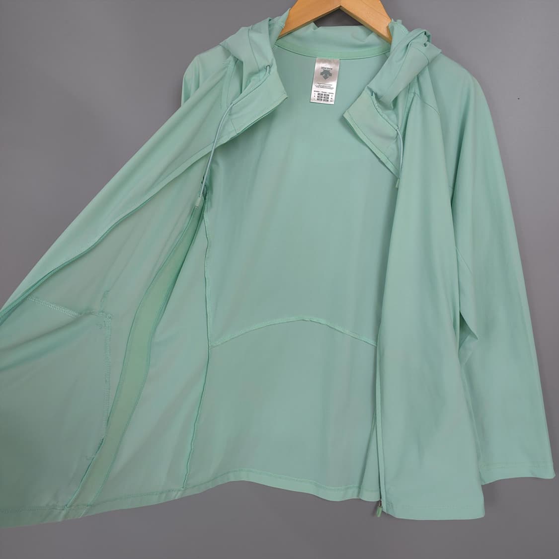 여성용 데상트 Descente 민트 컬러 집업 후드 바람막이 95 상품이미지5