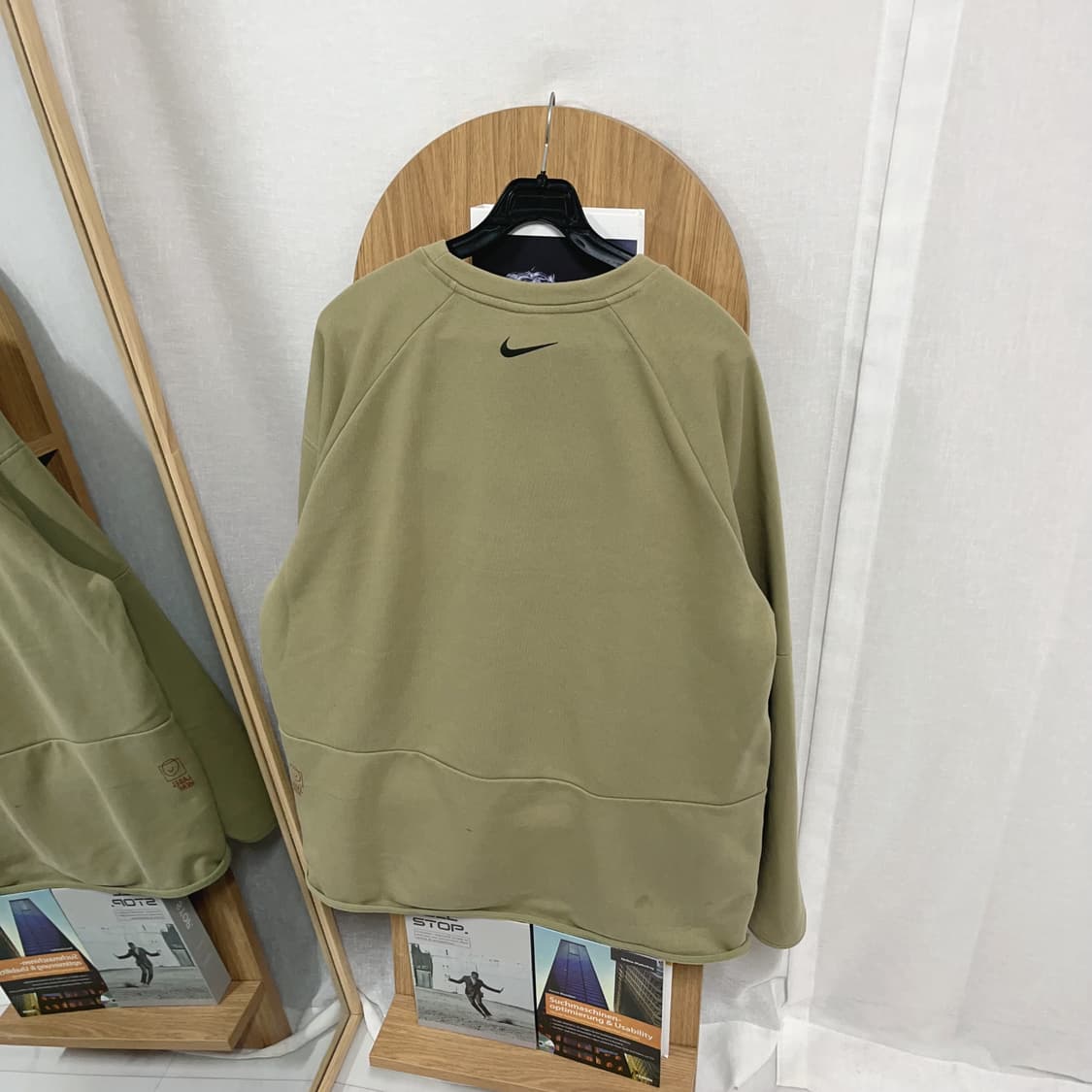 [정품] 나이키 베이지 NIKE MOVING CO. 그래픽 맨투맨 [ X 상품이미지4