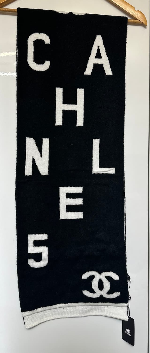 샤넬 블랙 앤 화이트 로고 캐시미어머플러 상품이미지1
