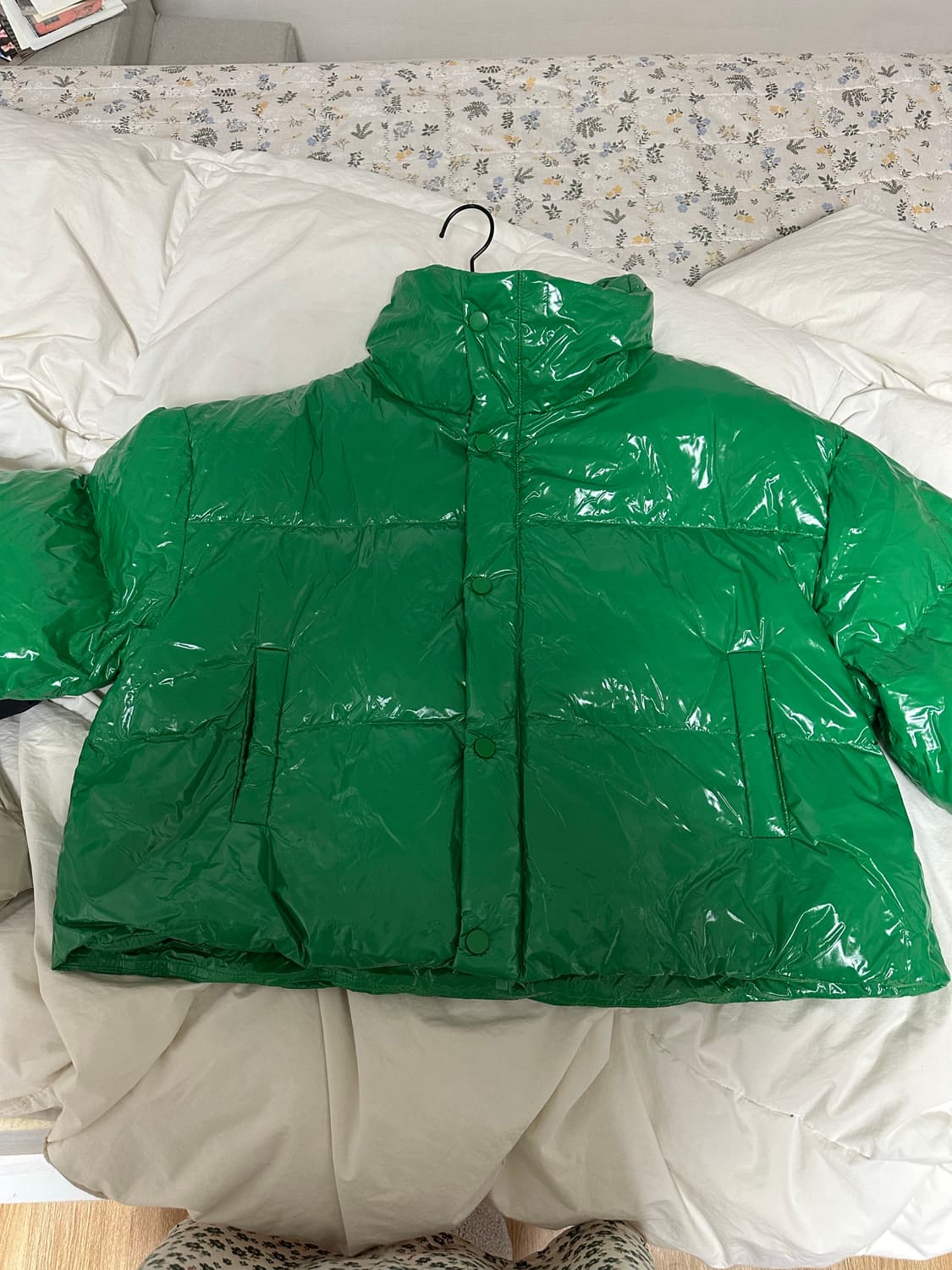 어반드레스 시베리아 덕 샤이니 크롭 패딩 그린 상품이미지1