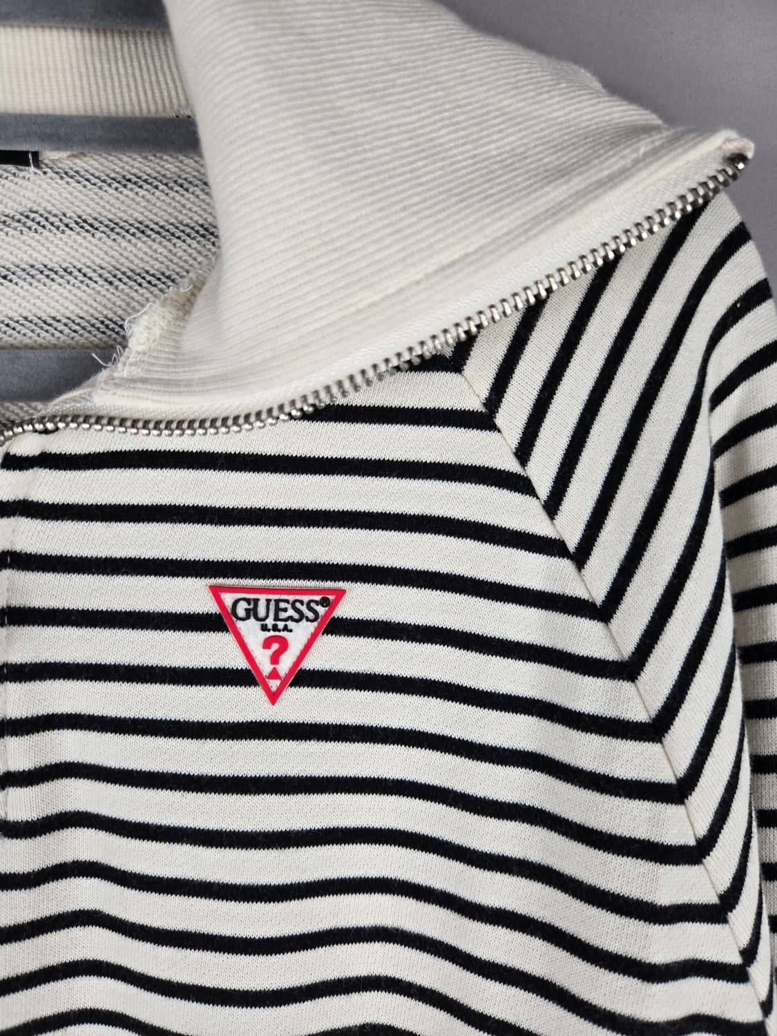 [무료배송]게스 F 여성 스트라이프 반집업 숏 스웨트 맨투맨 티셔츠 상품이미지3