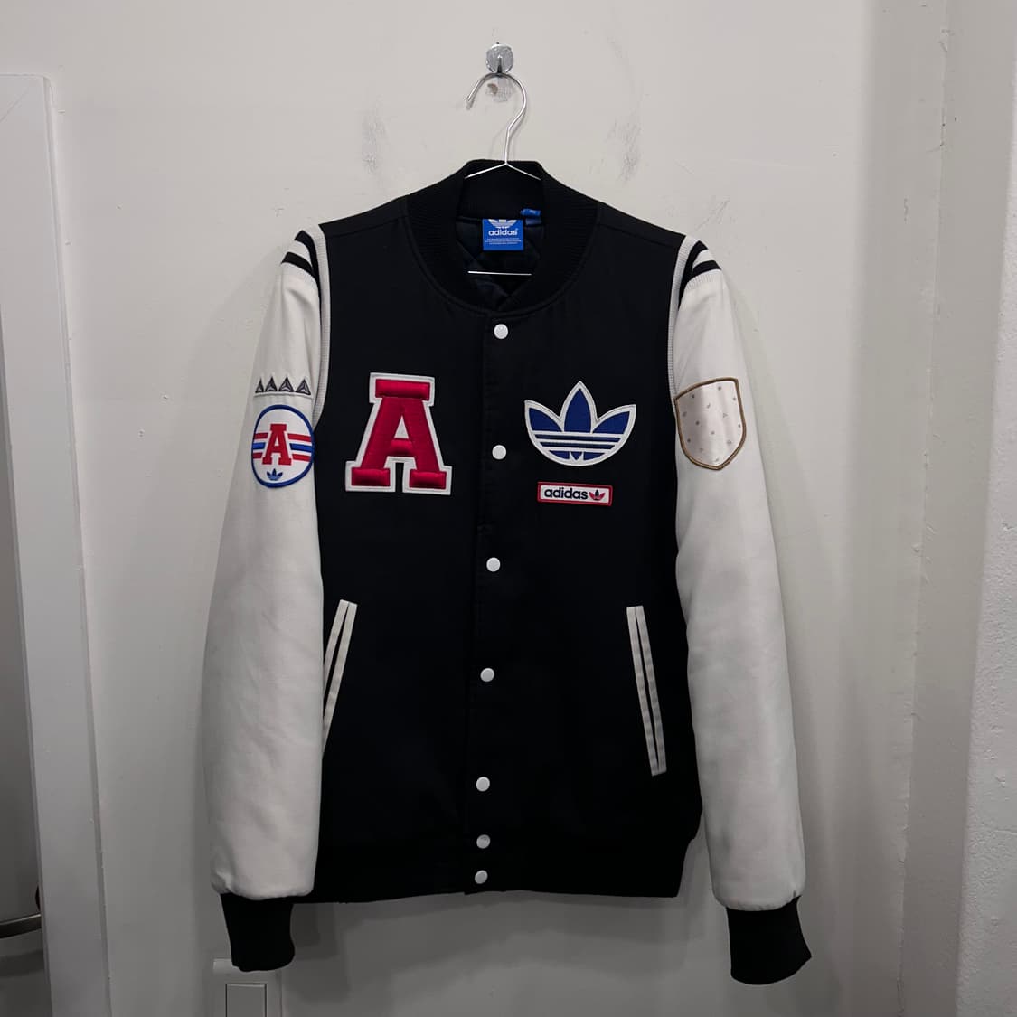 아디다스 올드스쿨 와펜 패치 코튼 바시티 자켓 상품이미지2