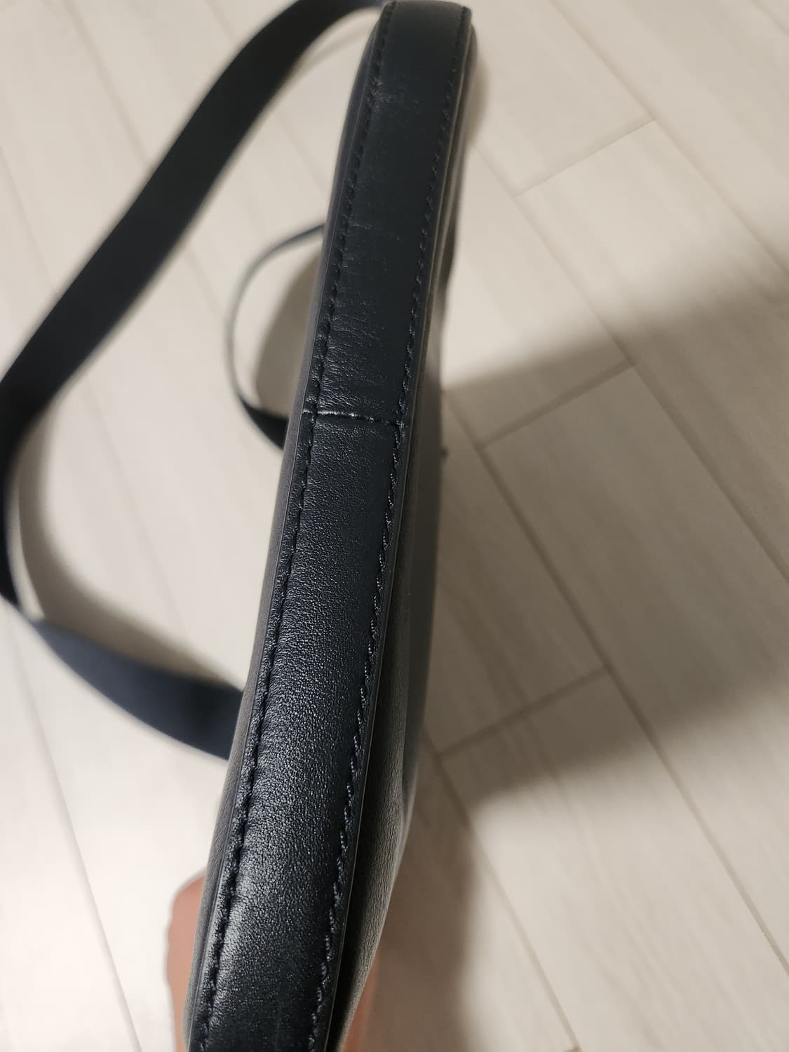 라코스테 네이비 크로스백

생활 스크레치 및 사용감 있어요
오염 하자 없 상품이미지4