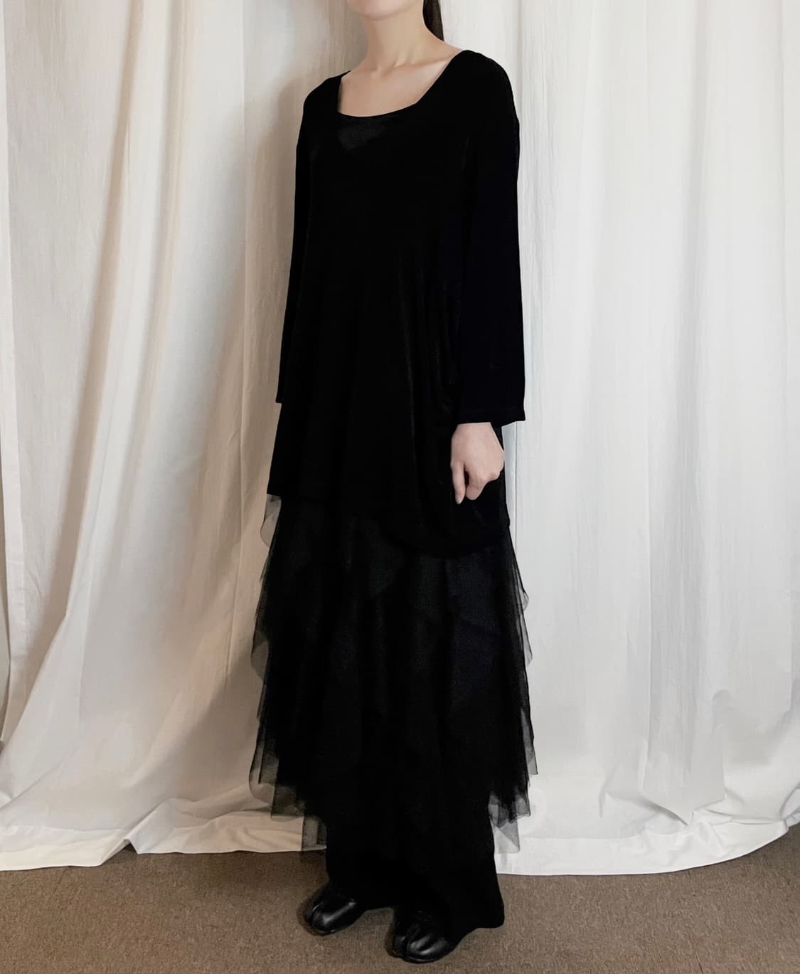 Shirring V-Neck Long Sleeve - Black 상품이미지1